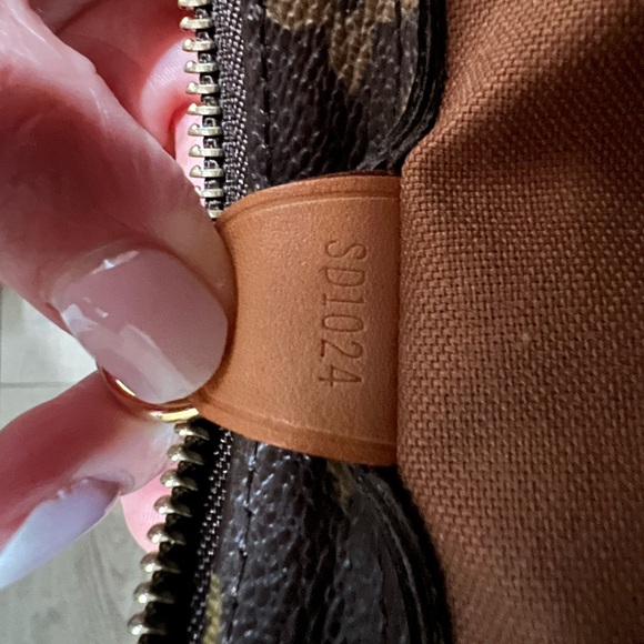 Louis Vuitton Piano Tote - Picture 7 of 8